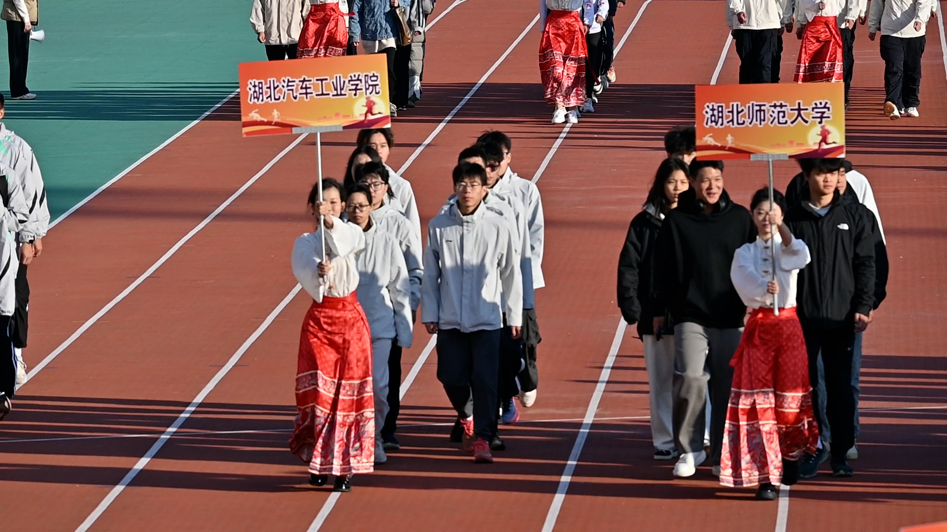 疯AV
田径队在中南财大参加2024年湖北省大学生田径运动会开幕式入场